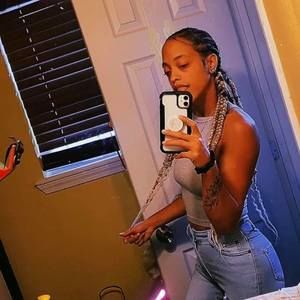 Meet your Posher, Alexis